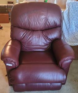 lot 119 image: RECLINER AND ROCKING CHAIR.