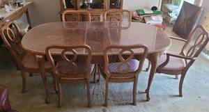 lot 120 image: VINTAGE DINING TABLE WITH 6 CHAIRS. TABLE HAS A PLEXIGLASS TOP ON IT PLUS COMES WITH LEAVES AND PADDED COVER TOO. (SOLD 7X THE MONEY)