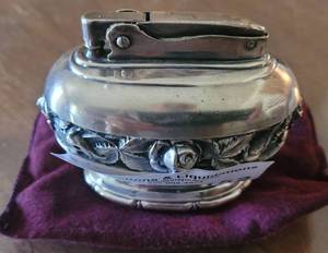 lot 152 image: VINTAGE RONSON SILVER TABLE LIGHTER WITH STORAGE BAG.
