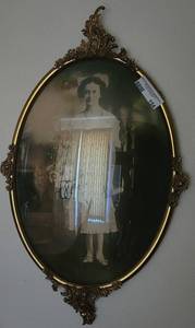 lot 154 image: VINTAGE OVAL PICTURE FRAME.