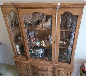 lot 160 image: CHINA HUTCHCABINET WITH GLASS TOP DOORS AND LOWER STORAGE DRAWERSAREA IN SOLID OVERALL CONDITION. CONTENTS NOT INCLUDED