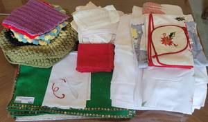 lot 161 image: LOT OF ASSORTED TABLE LINENS, MATS, AND MORE.