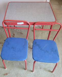 lot 162 image: CHILDRENS TABLE WITH TWO CHAIRS.