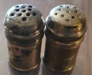 lot 124 image: ANTIQUE TINY SILVERPLATE E. & J.B. SHEFFIELD SHAKERS.