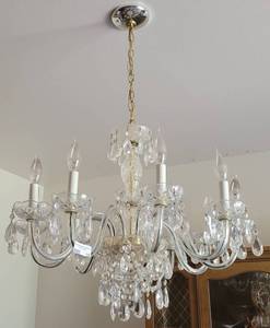 lot 125 image: LARGE SIZE CHANDELIER WITH GLASS ACCENTS. BUYER IS RESPONSIBLE FOR PROPER REMOVAL.