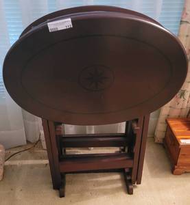 lot 112 image: SET OF TV DINNER TRAYS WITH STAND.
