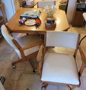 lot 130 image: DINING TABLE WITH 4 PADDED SEAT AND BACKREST CHAIRS. CHAIRS HAVE CASTERS. (SOLD 5X THE MONEY)