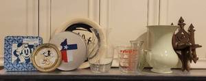 lot 131 image: ASSORTED DECOR.