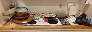 lot 132 image: MIXED LOT OF SERVING PLATTERS, BAKING DISHES, WOODEN BOWLS, AND MORE.