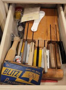 lot 134 image: CONTENTS OF DRAWER INCLUDING KNIVES AND MORE.