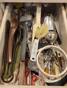 lot 135 image: CONTENTS OF DRAWER INCLUDING KITCHEN UTENSILS AND MORE.