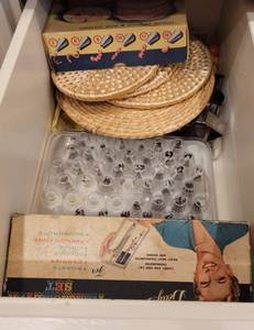 lot 136 image: CONTENTS OF DRAWER INCLUDING BAKING ACCESSORIES.