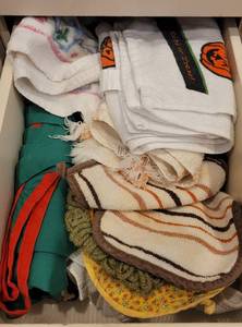 lot 137 image: LOT OF KITCHEN TOWELS.