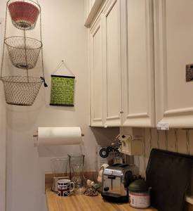 lot 142 image: WALL DECOR, TOASTER, AND MORE.