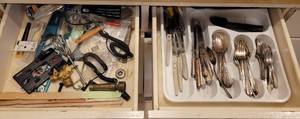 lot 147 image: CONTENTS OF 2 DRAWERS INCLUDING FLATWARE AND MORE.