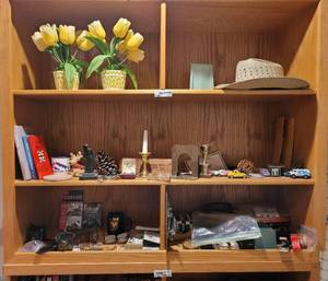 lot 176 image: MIXED CONTENTS OF SHELF AS SHOWN.