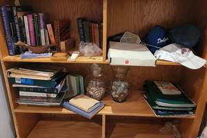 lot 177 image: MIXED CONTENTS OF SHELF AS SHOWN.