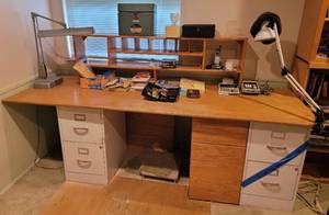 lot 178 image: DESK STATION WITH FILING CABINETS PLUS CONTENTS INCLUDING LAMPS, OFFICE SUPPLIES, AND MORE. FILING CABINET WITH BLUE TAPE NOT INCLUDED