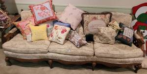lot 188 image: VINTAGE SOFA WITH WOOD FRAME AND UPHOLSTERED SEATING PLUS DECOR PILLOWSCUSHIONS.