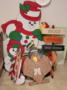 lot 189 image: ASSORTED WOOD DECOR INCLUDING FALL, HALLOWEEN, CHRISTMAS.