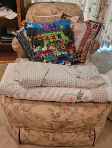 lot 191 image: VINTAGE UPHOLSTERED SETTEE WITH PILLOWS AND MORE.