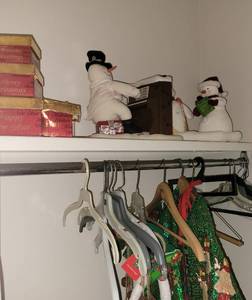 lot 193 image: CONTENTS OF CLOSET INCLUDING CHRISTMAS DECOR.
