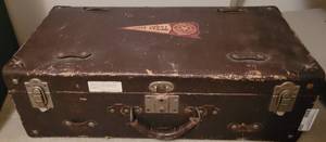 lot 204 image: VINTAGE TRAVEL TRUNK WITH CONTENTS INCLUDING VINTAGE CLOTHING.