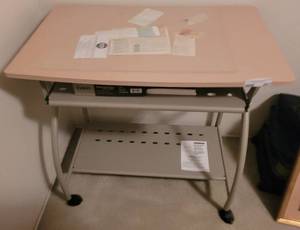 lot 207 image: COMPUTER DESK  WORKSTATION ON WHEELS.