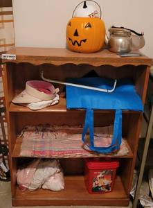 lot 231 image: WOODEN SHELF WITH CONTENTS.