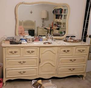 lot 246 image: VINTAGE WOODEN DRESSER WITH MIRROR. CONTENTS NOT INCLUDED