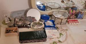 lot 247 image: MIXED LOT INCLUDING VINTAGE OCTAGONAL GLASS CURIO BOX, WALLET, DECOR AND MORE.