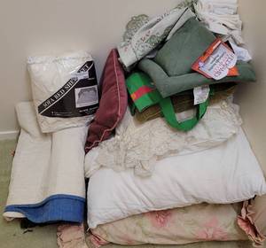 lot 252 image: SOFA BED SHEET SET QUEEN SIZE PLUS LINENS AND MORE.