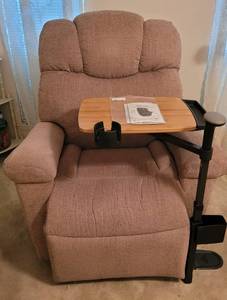 lot 254 image: THE ORION PR405-MLA POWER LIFT & RECLINER CHAIR MAXICOMFORT WITH TWILIGHT POSITIONING BY GOLDEN TECHNOLOGIES WITH SWIVELING TRAY ATTACHMENT. SEE FULL ITEM DESCRIPTION FOR MORE INFO.