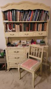 lot 258 image: VINTAGE WOODEN DESK WITH HUTCH AND CHAIR. CONTENTS NOT INCLUDED