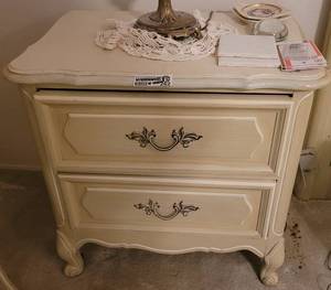 lot 262 image: LOT OF 2 VINTAGE WOODEN 2-DRAWER NIGHTSTANDS WITH CONTENTS EXCEPT LAMPS. (SOLD 2X THE MONEY)