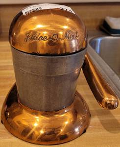 lot 274 image: VINTAGE TILT TOP JUICE-O-MAT JUICE MAKER.
