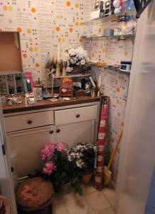 lot 288 image: CONTENTS OF CLOSET INCLUDING HARDWARE, VINTAGE USA FLAG, LIGHT BULBS, FLORAL, CANDLE HOLDERS AND MORE. NICE MIXED LOT