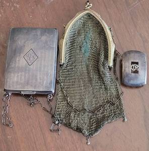 lot 297 image: VINTAGE GERMAN SILVER MESH-STYLE HAND BAG PLUS VINTAGE SILVER COMPACT.