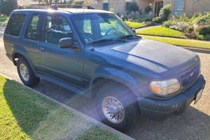 lot 3 image: 2000 FORD EXPLORER SPORT VIN# 1FMYU60E3YUA57329 WITH 104,301 MILES, AC, AND YOKOHAMA TIRES IN EXCELLENT CONDITION. VEHICLE RUNS AND DRIVES. SEE FULL DESCRIPTION FOR MORE DETAILS