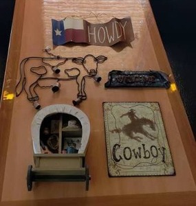 lot 31 image: Lot of Western Themed Wall Art - 5 Pieces