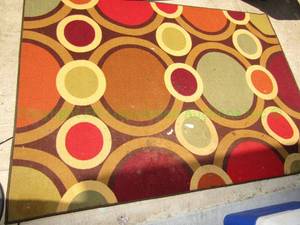 lot 58 image: Retro style area rug 4ft x 5ft (Needs cleaned)