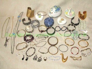 lot 107 image: Coalport, Fitz & Floyd, Limoges France ring dishes and assorted fashion jewelry as shown