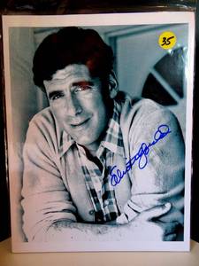 lot 35 image: AUTHENTIC AUTOGRAPH - Elliott Gould signed 8x10 B&W Photo - VETERAN MOVIE ACTOR