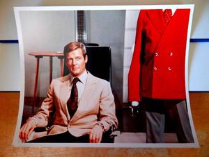 lot 204 image: VINTAGE ROGER MOORE JAMES BOND 007 8 X 10 PHOTO