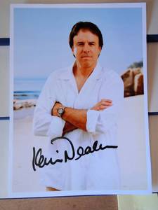 lot 201 image: AUTHENTIC AUTOGRAPH - COMEDIAN KEVIN NEALON HAND SIGNED 5 X 7 PHOTO