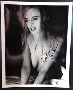 lot 233 image: AUTHENTIC AUTOGRAPH - HEATHER GRAHAM SIGNED 8 X 10 BW PHOTO