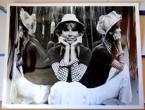 lot 289 image: RARE ORIGINAL GLOBE PHOTO - MARY TYLER MOORE 6 X 8 PHOTO