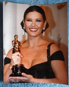 lot 196 image: ACADEMY AWARD WINNER - CATHERINE ZETA JONES 8 X 10 PROFESSIONAL PHOTO