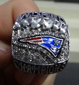 lot 22 image: TOM BRADY - NEW ENGLAND PATRIOTS 6TH SUPERBOWL CHAMPIONSHIP REPLICA RING - SIZE 11
