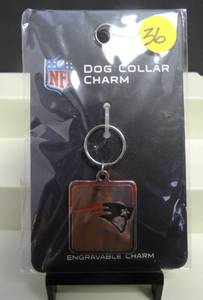 lot 36 image: OFFICIAL NFL LICENSED NEW ENGLAND PATRIOTS DOG COLLAR CHAIN OR KEYCHAIN